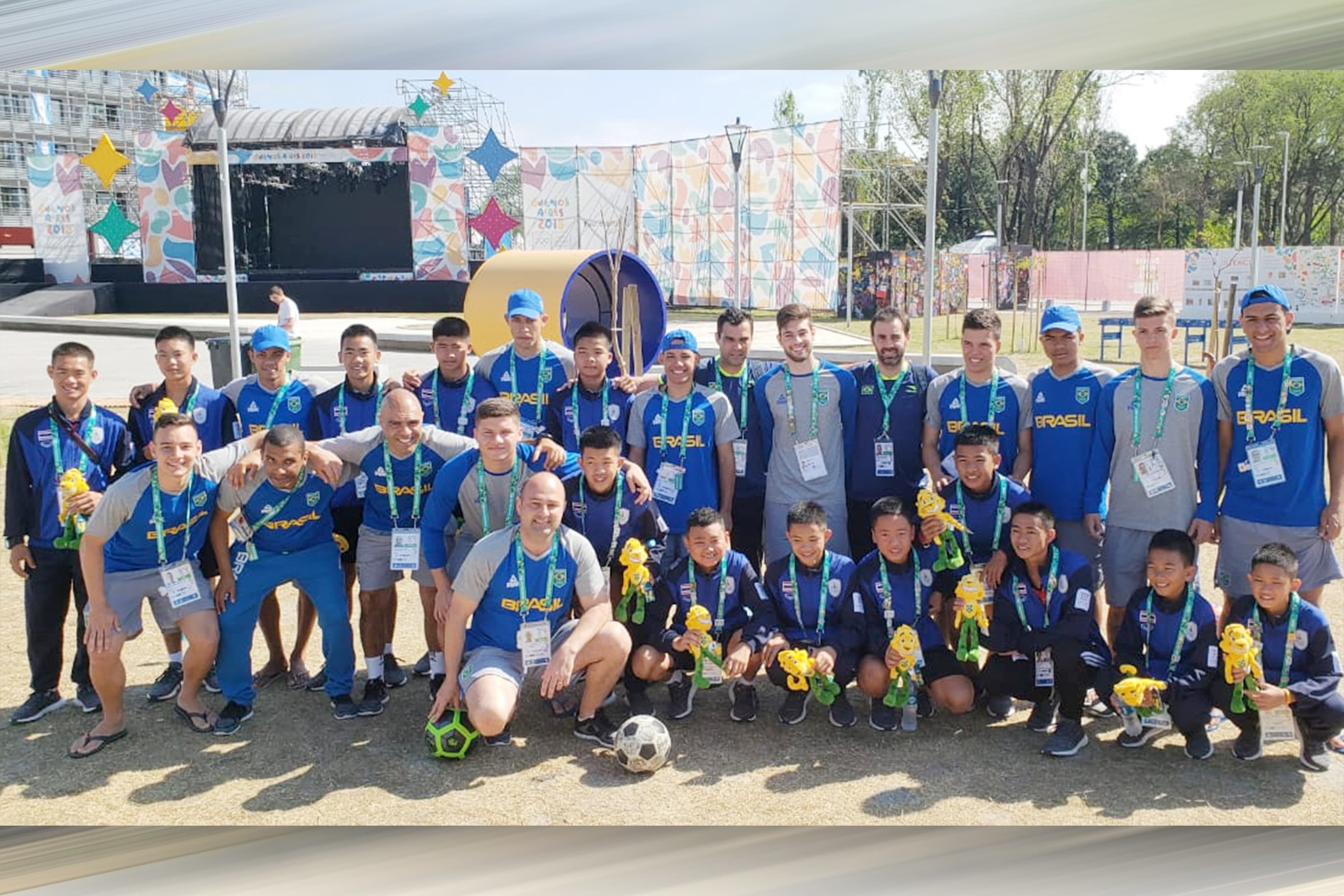 Na Vila Olímpica durante os Jogos da Juventude em Buenos Aires, seleção brasiliera de futsal se encontra com os Javalis Selvagens, time dos meninos que ficaram presos em uma caverna na Tailândia