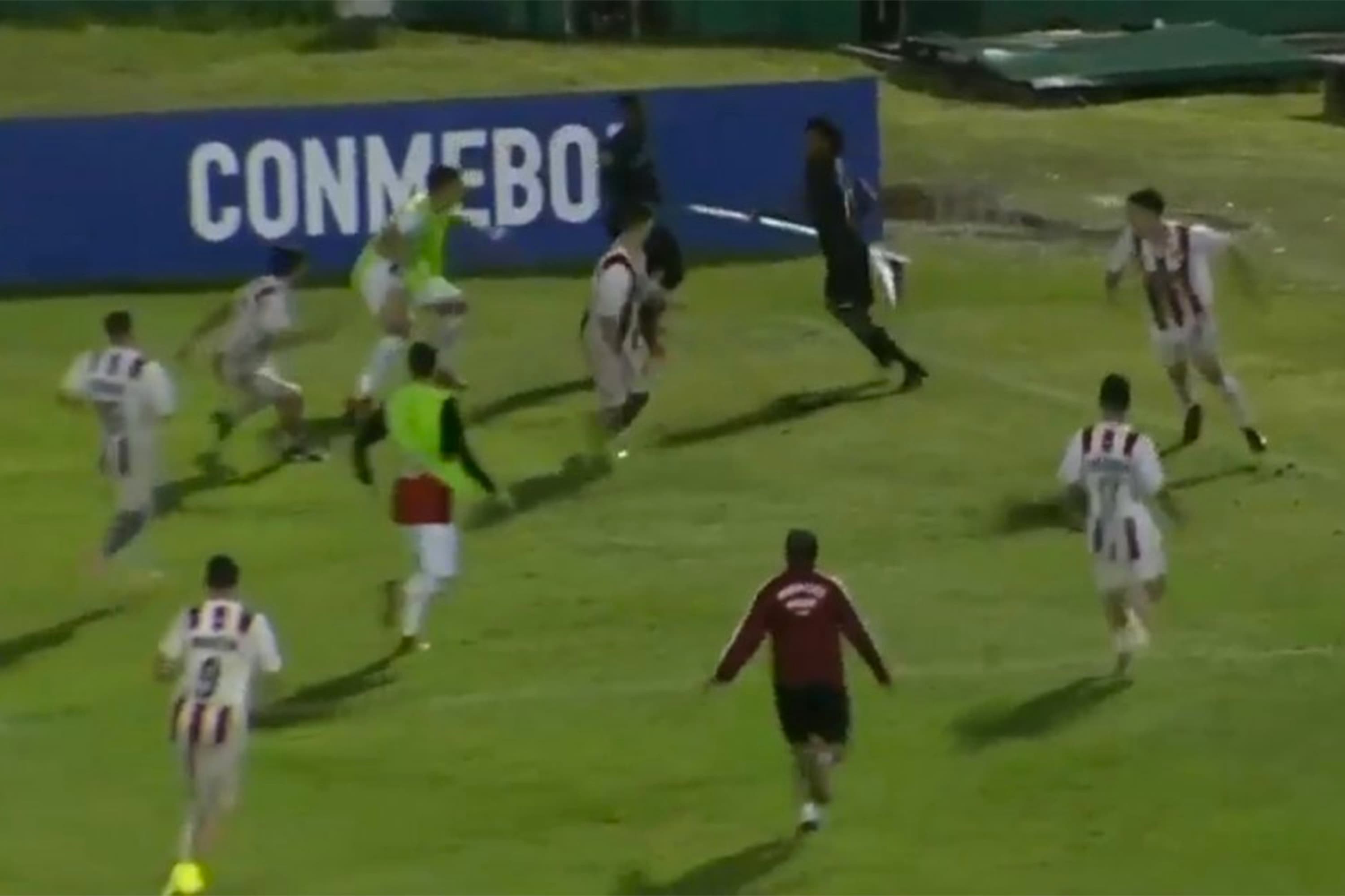 Libertadores sub-20: Jogador utiliza bandeirinha como espada para se defender