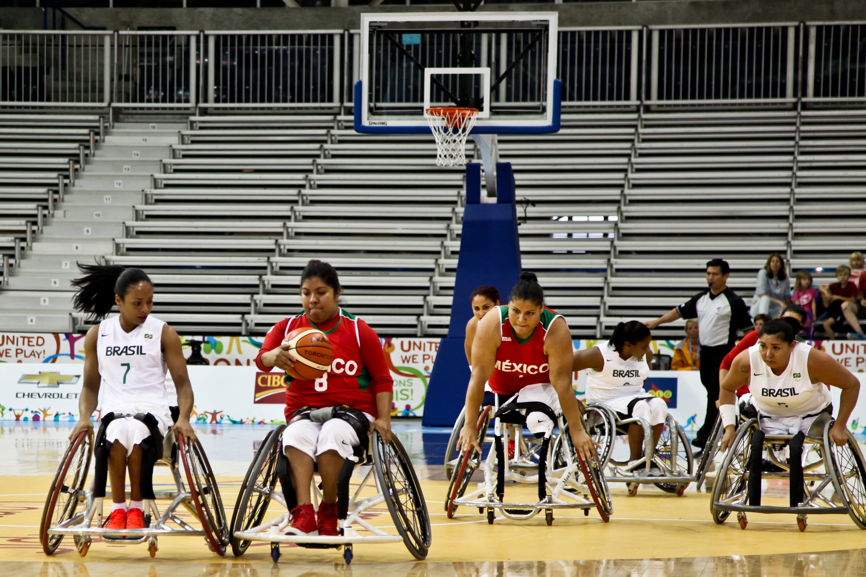 Lance durante partida de basquete de cadeira de rodas feminino entre Brasil x México, válidas pelos Jogos Parapan-Americanos de Toronto no Canadá