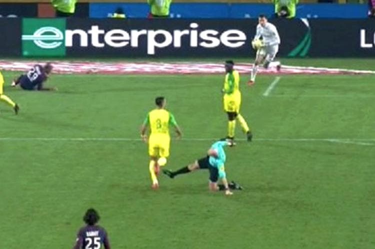 Árbitro Tony Chapron tenta chutar o brasileiro Diego Carlos, do Nantes