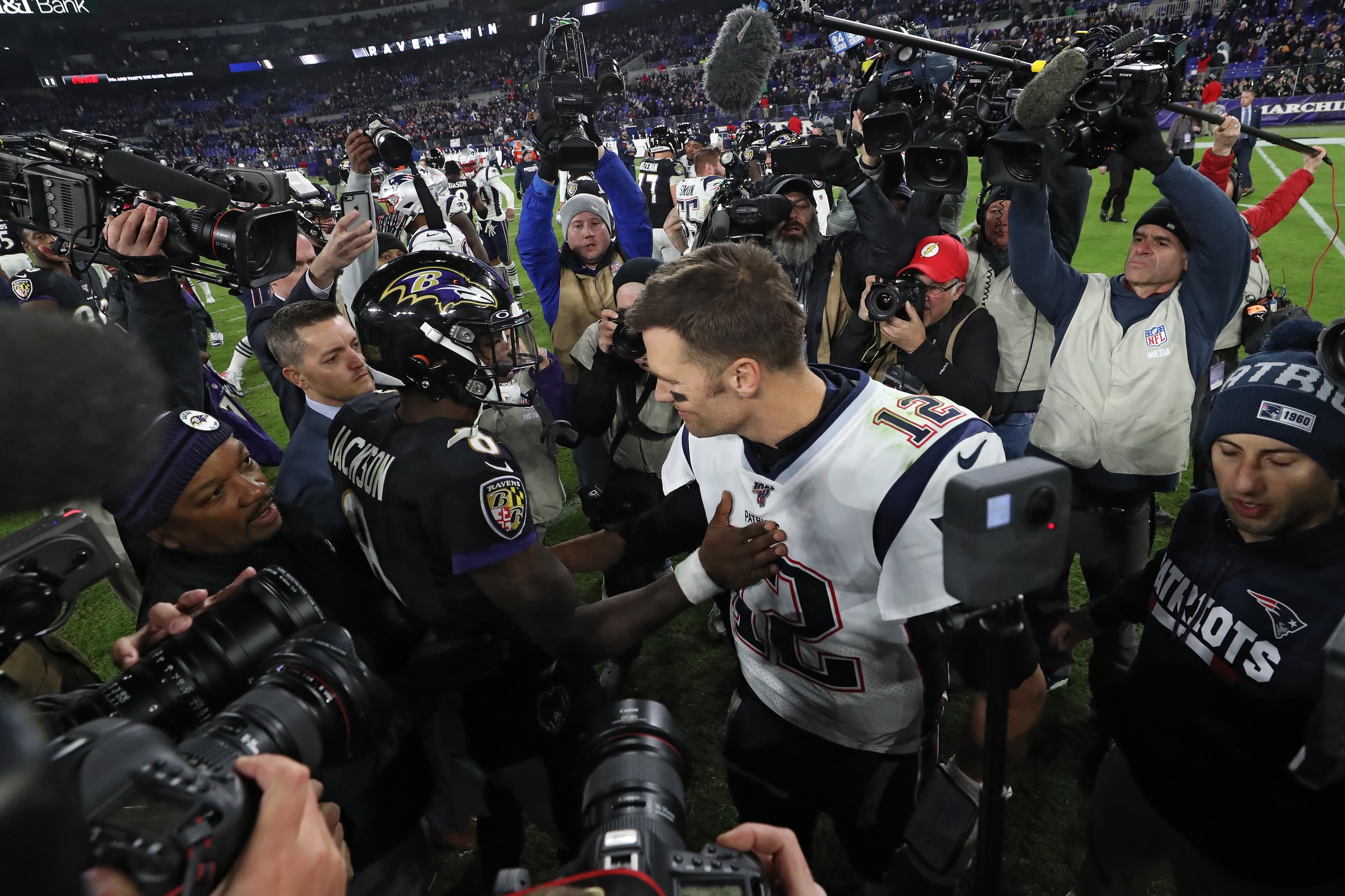 Lamar Jackson e Tom Brady, os quarterbacks de Baltimore Ravens e New England Patriots, conversam após os jogos entre as equipes, no M&T Bank Stadium – 03/11/2019