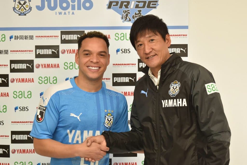 Lulinha na apresentação pelo Jubilo Iwata, da segunda divisão do Japão