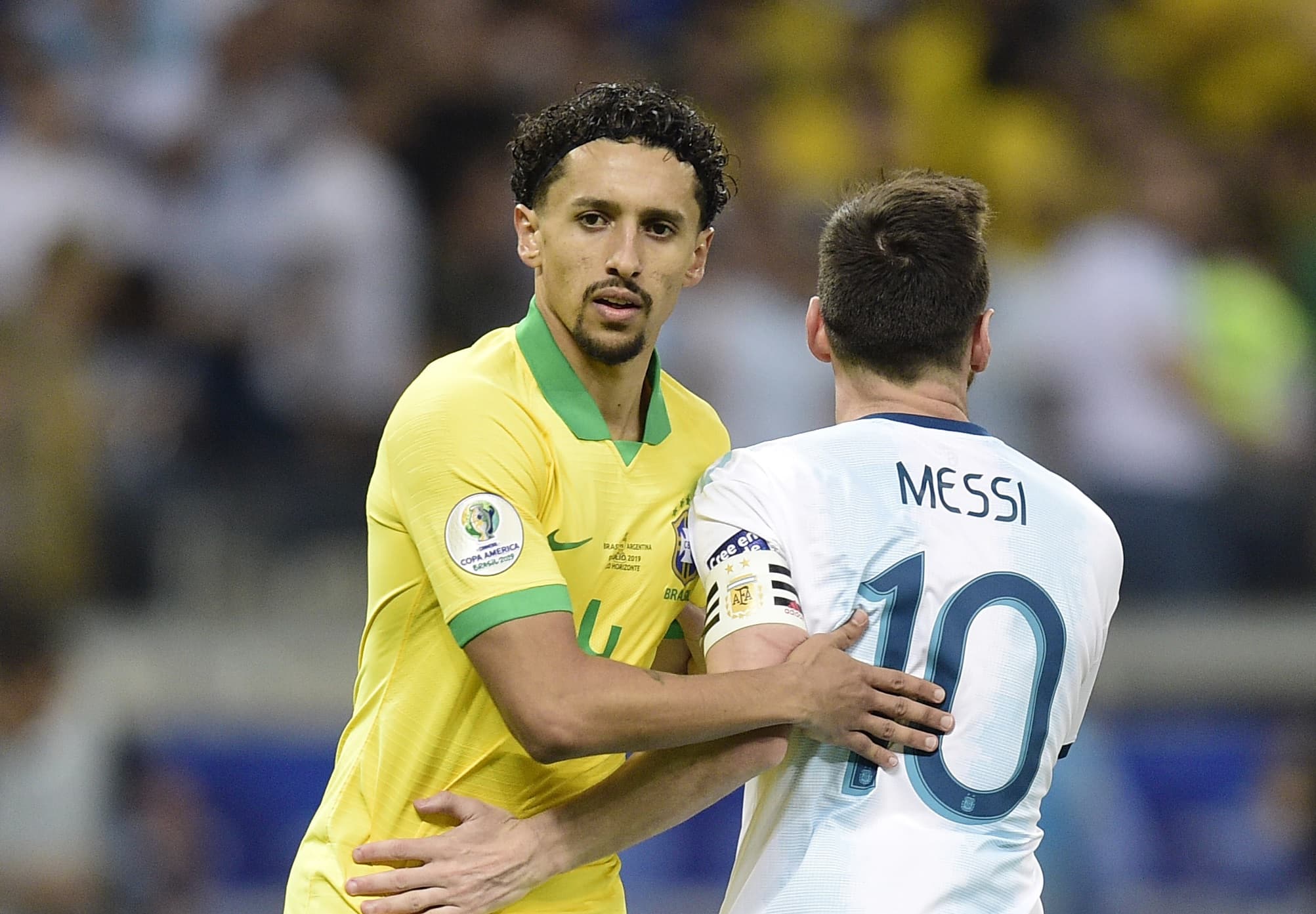 Marquinhos cumprimenta Messi durante o clássico da semifinal