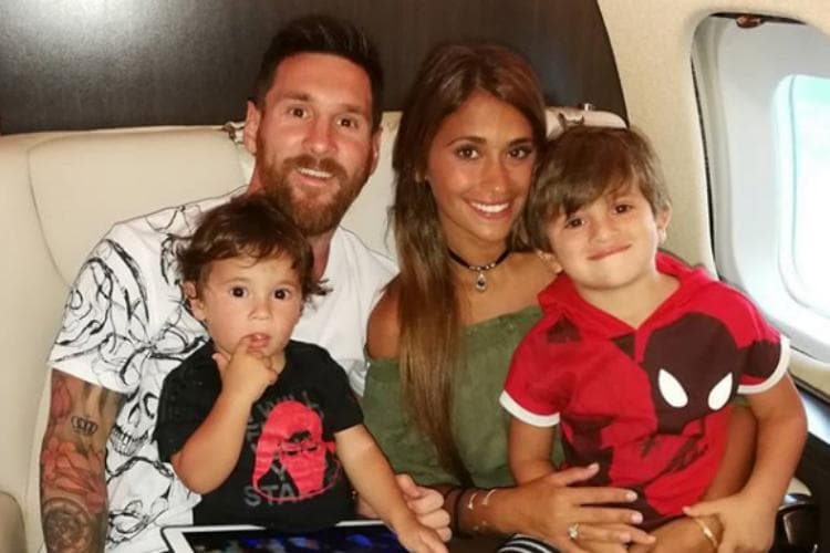 Lionel Messi com a esposa Antonella e os filhos Mateo e Thiago