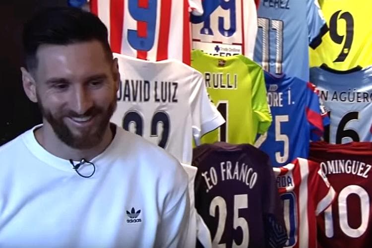 Lionel Messi exibiu as camisas de sua coleção em entrevista à TyC Sports