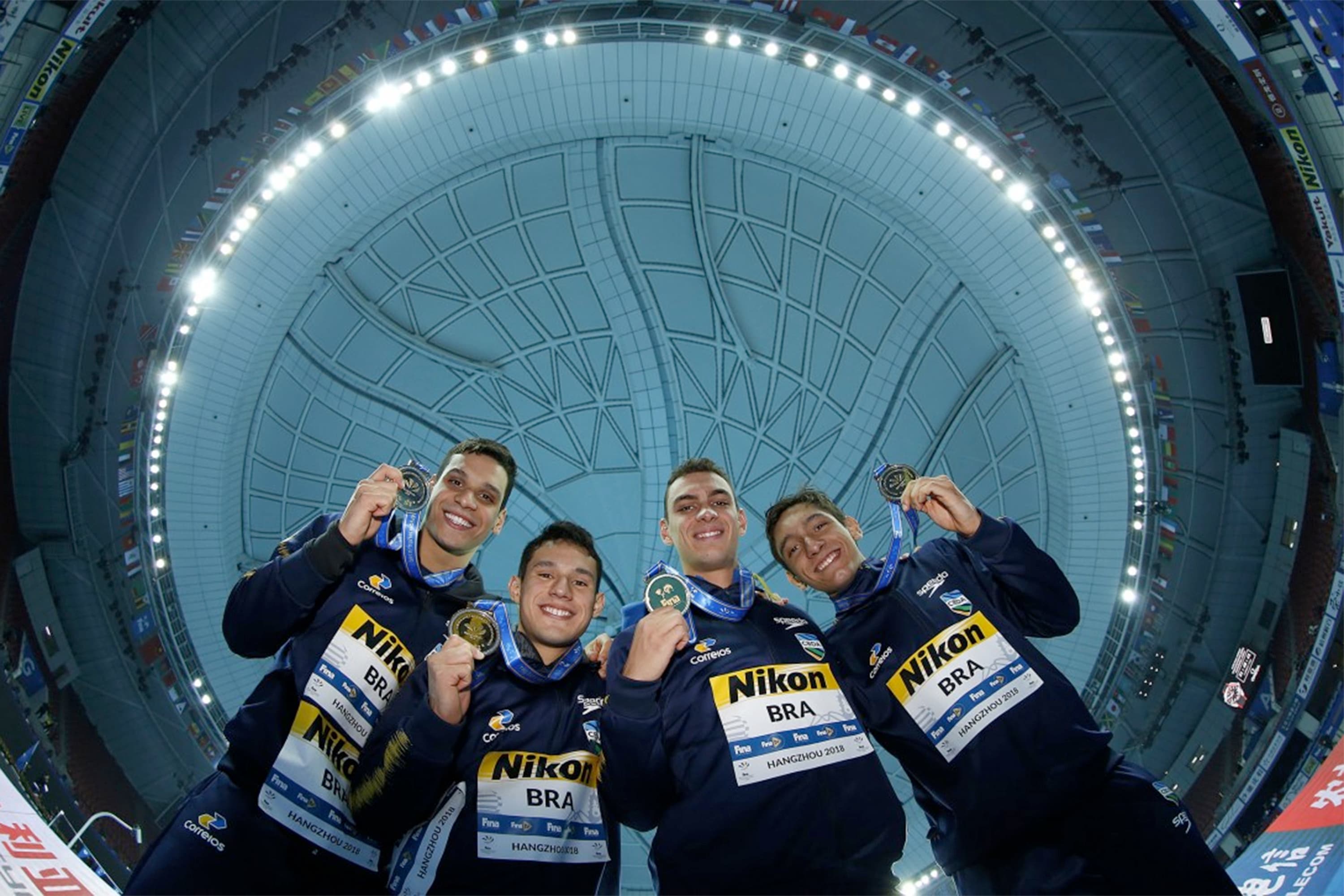 Equipe brasileira conquista a medalha de ouro no revezamento 4x200m livre no Campeonato Mundial de piscina curta em Hangzhou, na China