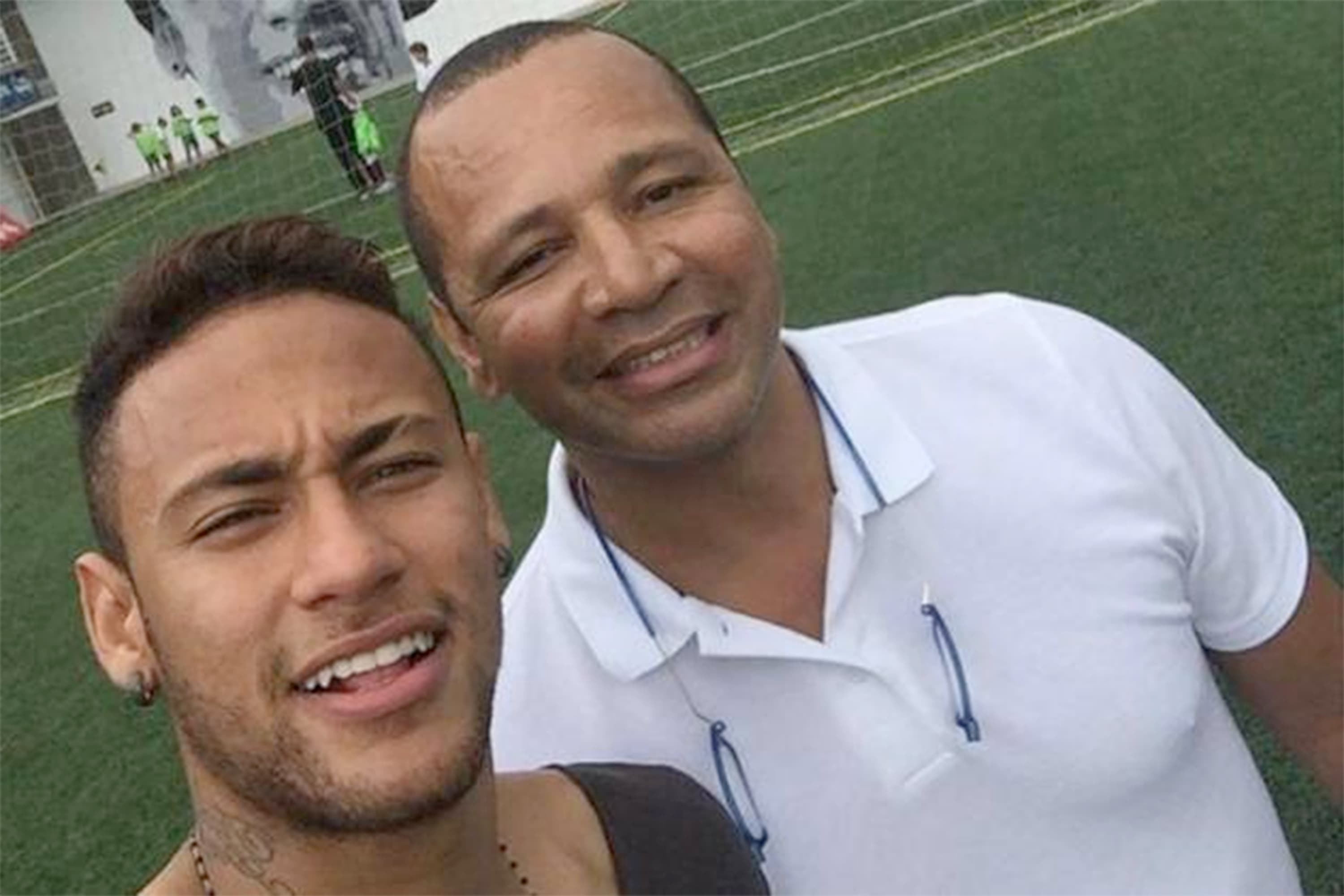 Neymar ao lado do seu pai