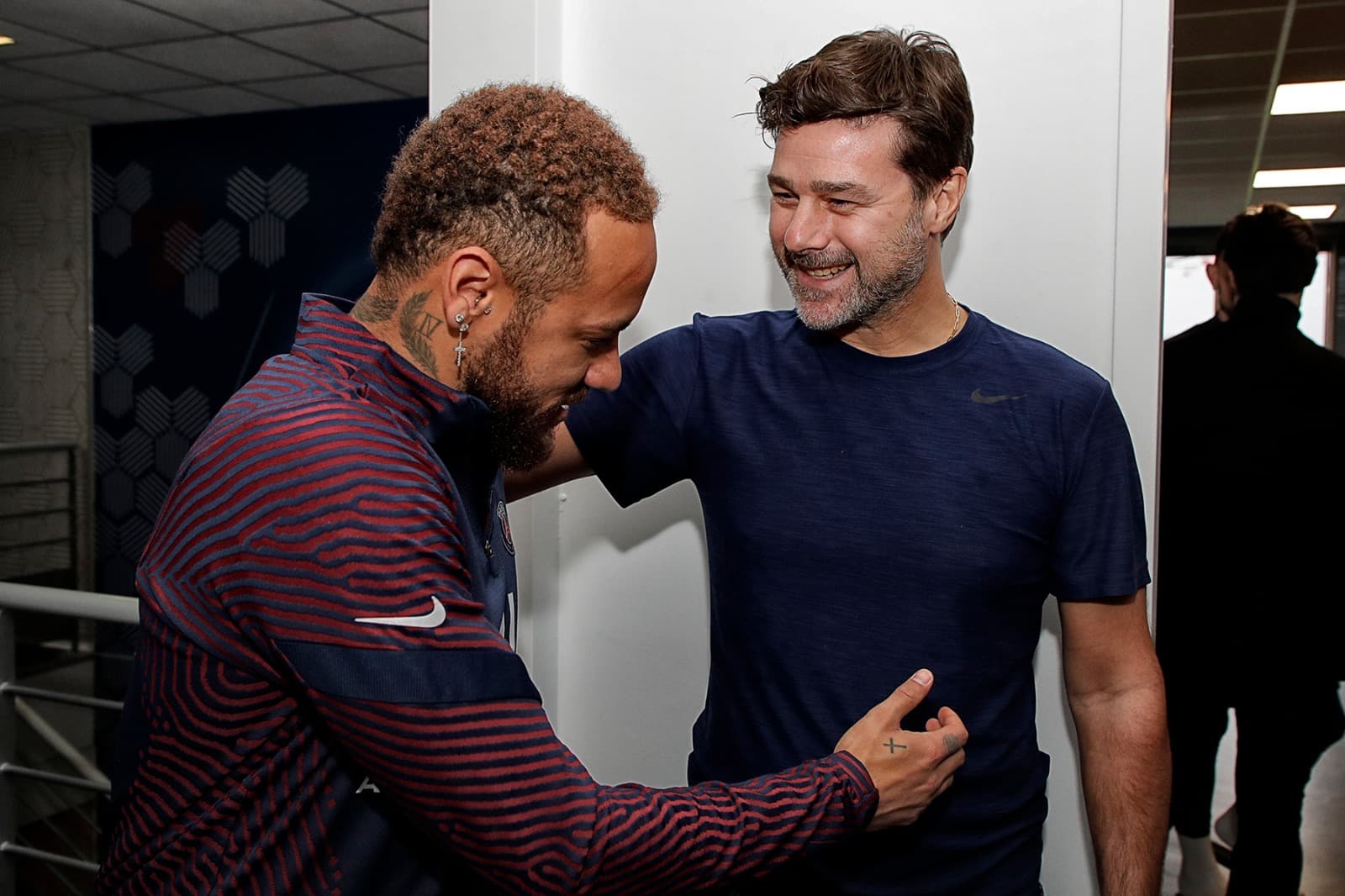 Neymar chegou a Paris e foi recebido pelo novo técnico Mauricio Pochettino