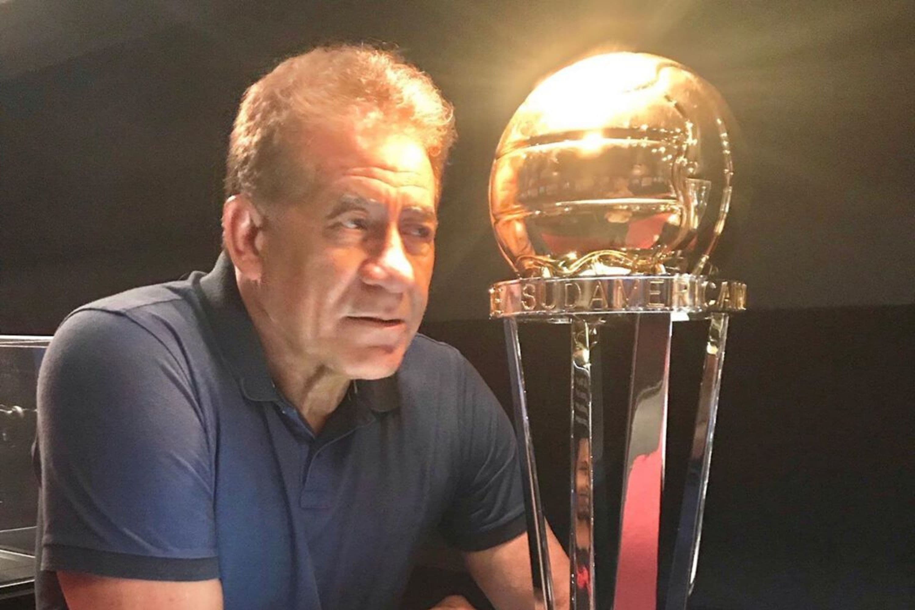 Nunes com a taça do Mundial de Clubes de 1981