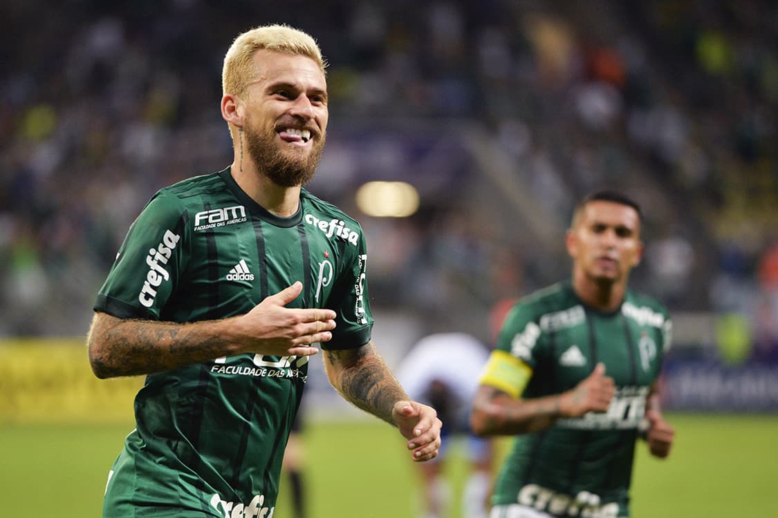 Lucas Lima, do Palmeiras, comemora após marcar gol contra o Santo André, pelo Campeonato Paulista, no Allianz Parque