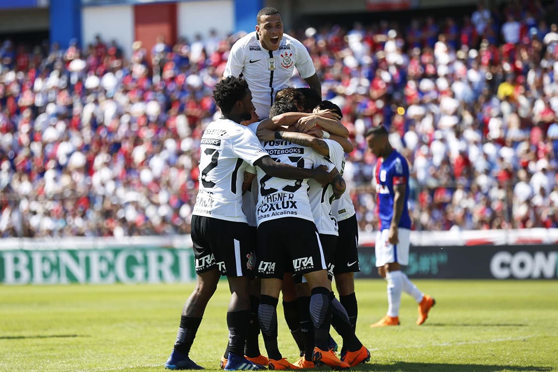 Jogadores do Corinthians comemoram o gol contra o Paraná, pelo Campeonato Brasileiro, em Curitiba