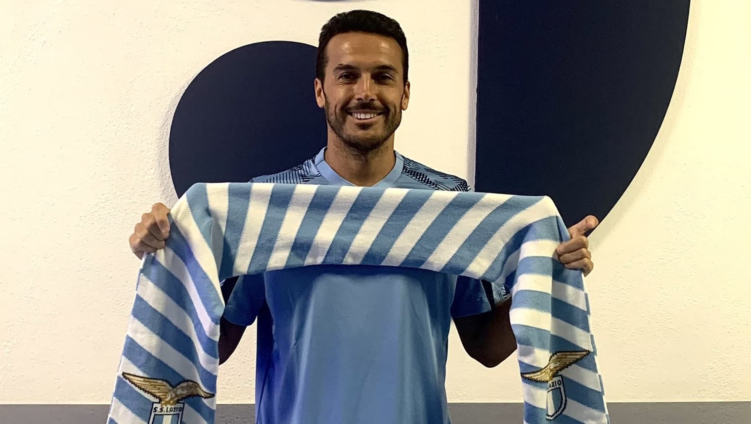 Pedro posa com as cores da Lazio