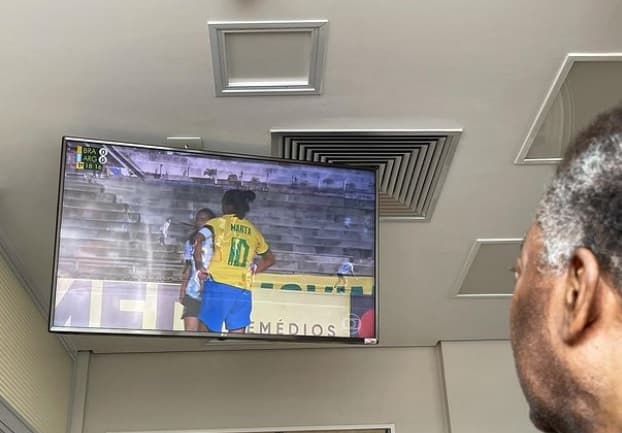 Do hospital, Pelé assiste a show de Marta