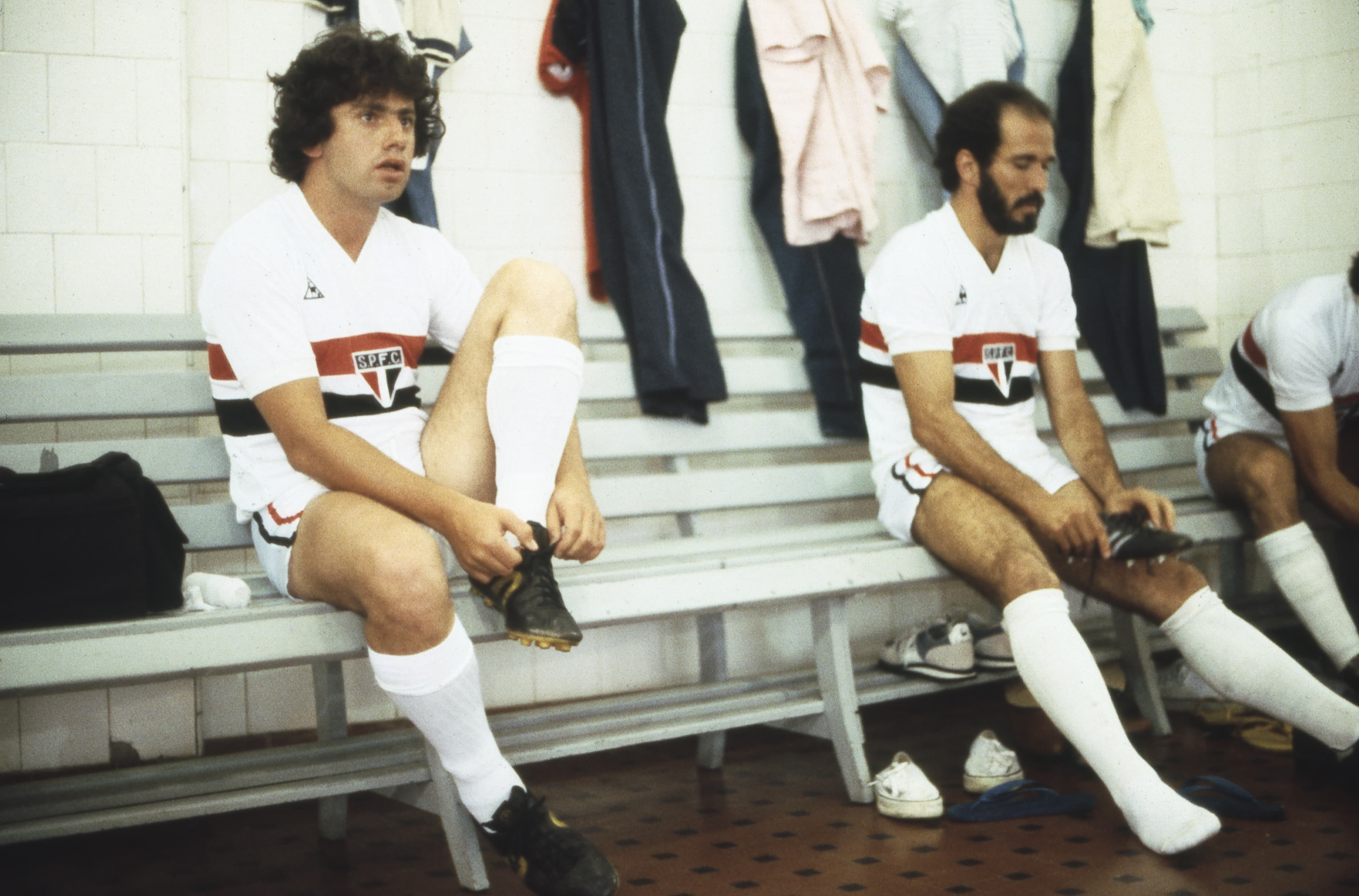 O repórter Charles Marzanasco Filho ao lado de Mário Sérgio no vestiário antes do amistoso entre São Paulo e seleção paulista em 1981