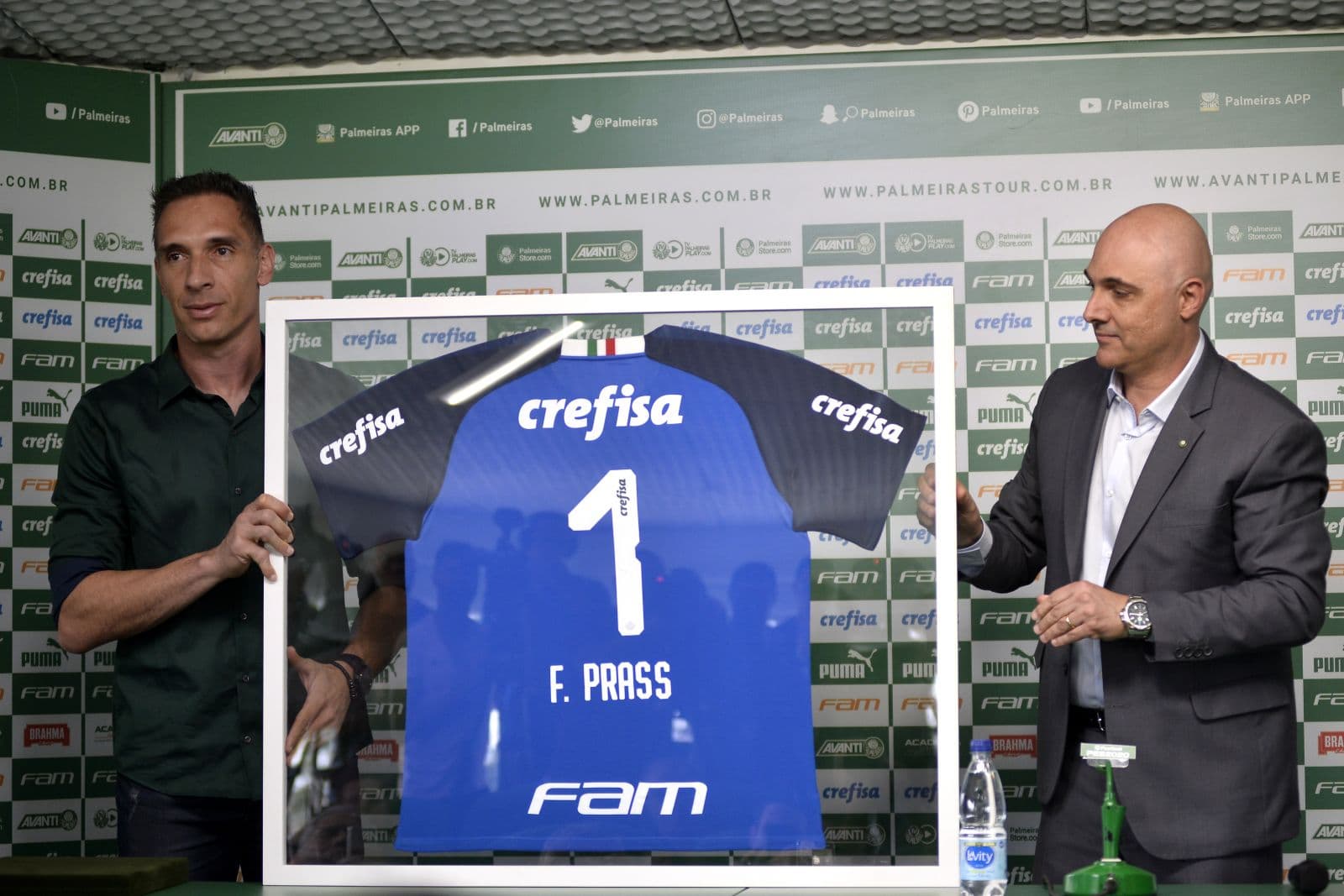 Fernando Prass recebeu camisa e uma placa do presidente Maurício Galiotte