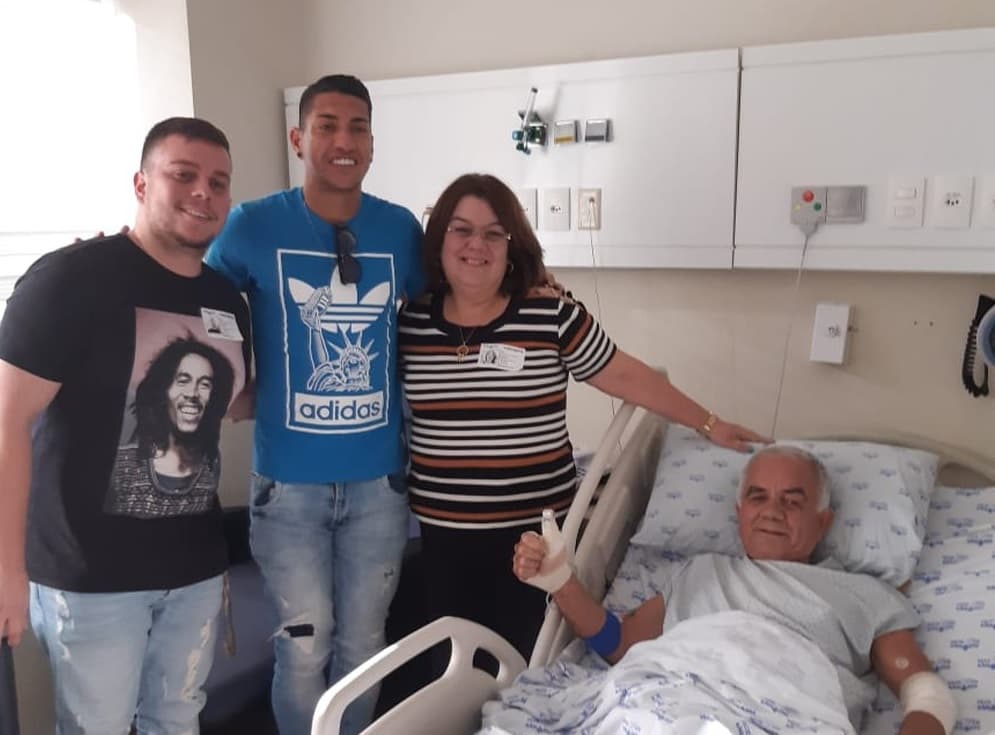 Ralf com a vítima do atropelamento e seus familiares no hospital