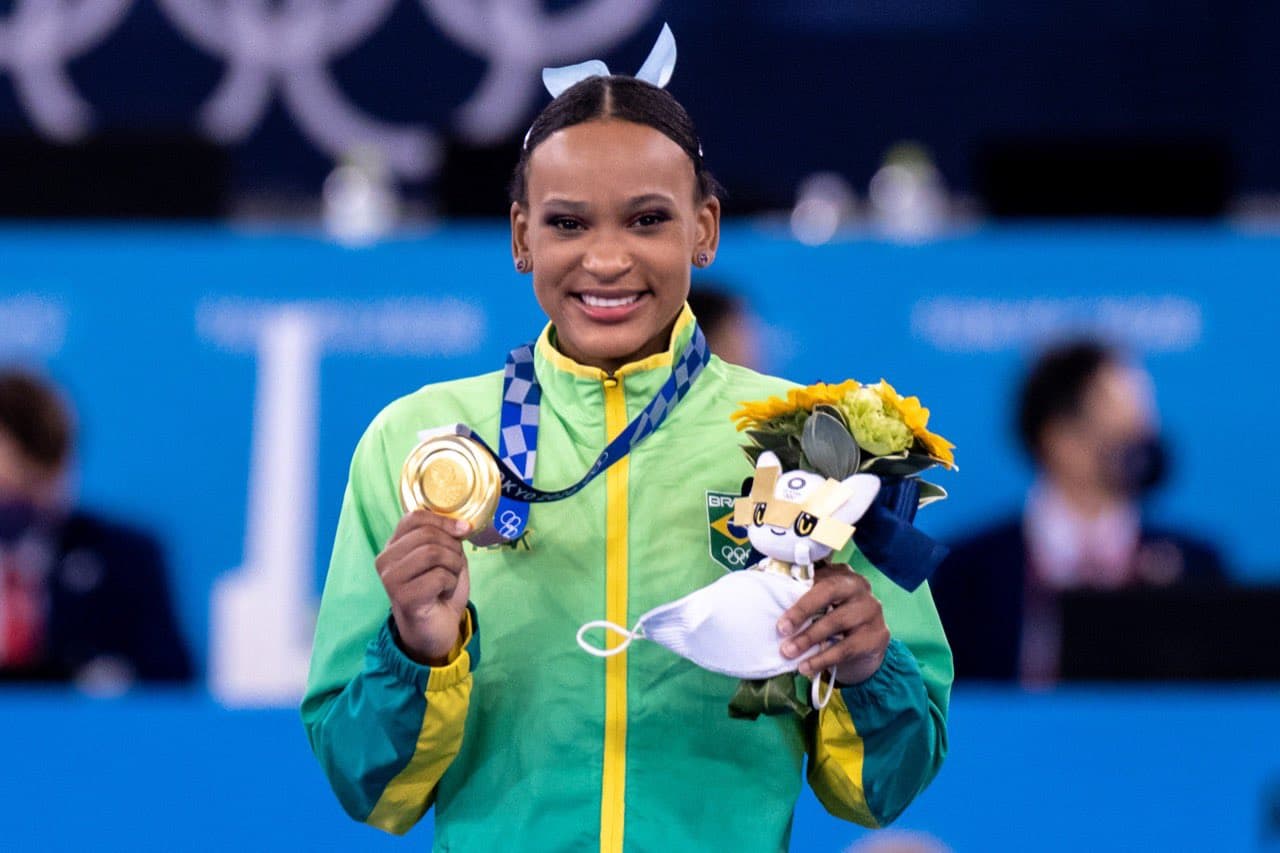 Rebeca Andrade posa com a medalha de ouro do salto