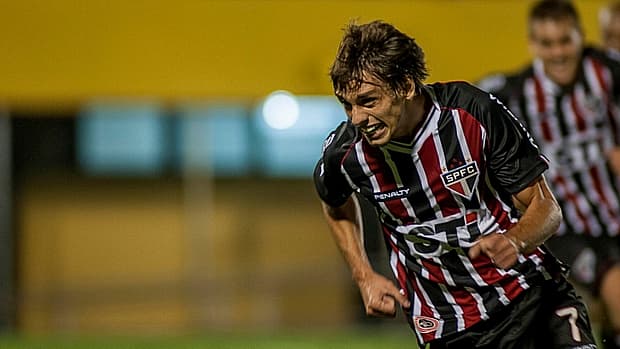 Rodrigo Caio comemora seu primeiro gol no profissional do São Paulo