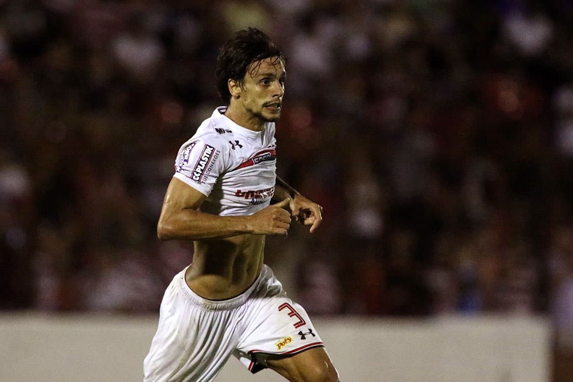 Rodrigo Caio, do São Paulo, comemora após marcar gol contra o Linense, pelo Campeonato Paulista, em Lins