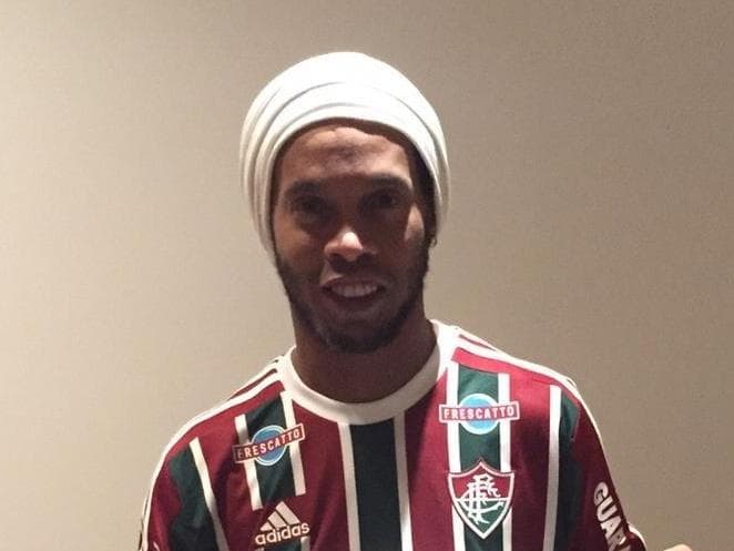 Ronaldinho Gaúcho posa com camisa de seu novo clube