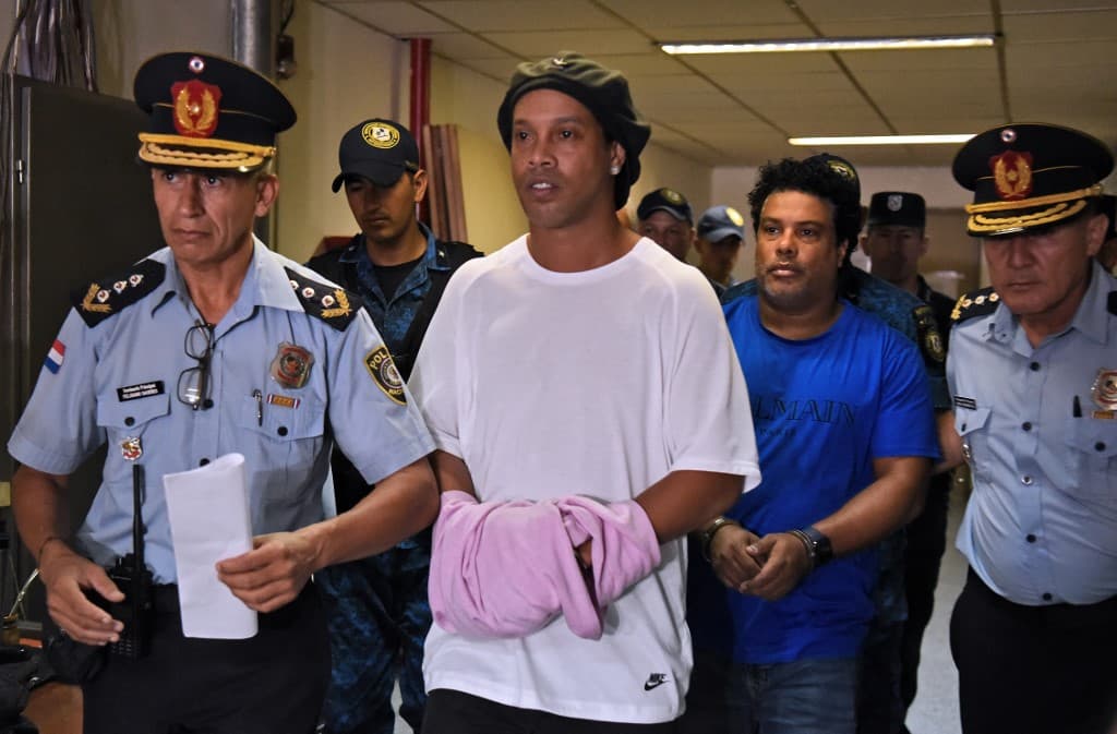 Presos há um mês no Paraguai, Ronaldinho e Assis podem deixar presídio nesta terça 7