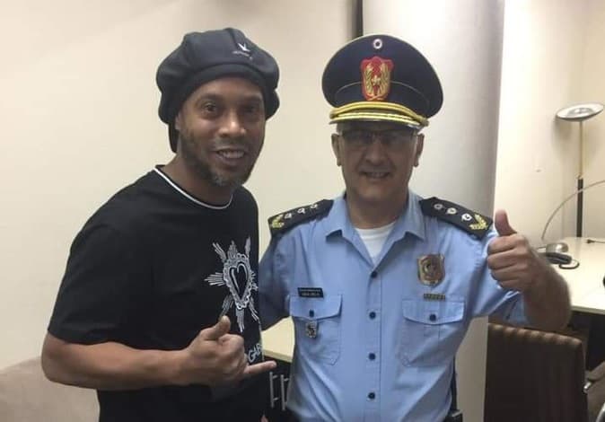 Ronaldinho Gaúcho posou para fotos com um delegado em Assunção