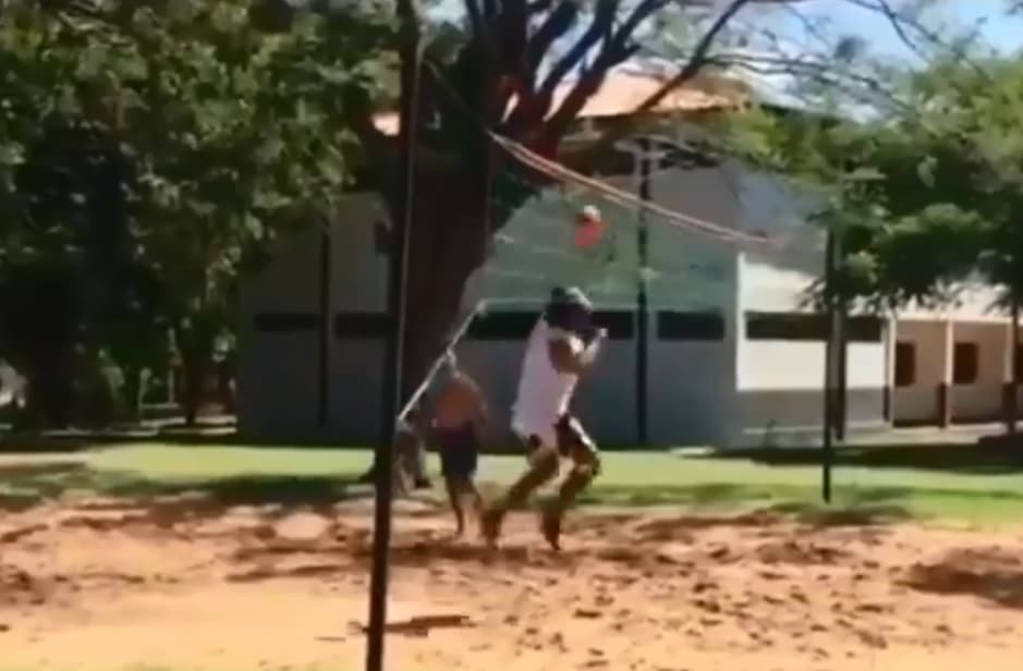 Ronaldinho jogando futevôlei na prisão