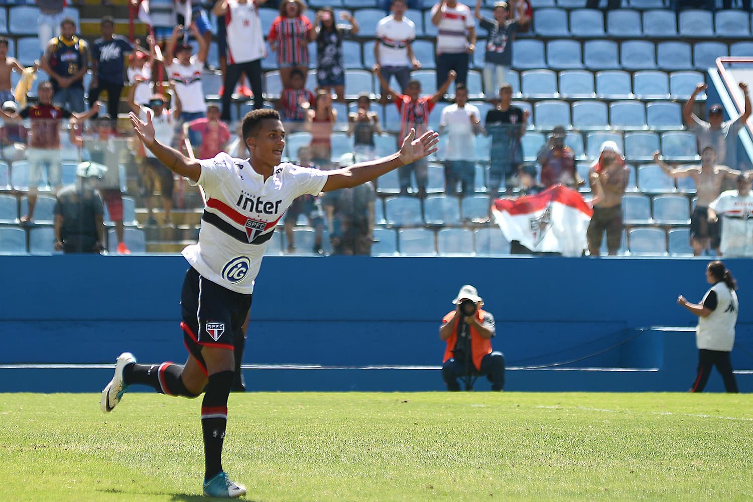 Lucas Melo, do São Paulo, comemora após eliminar o Internacional nos pênaltis, pela Copa São Paulo, em Barueri
