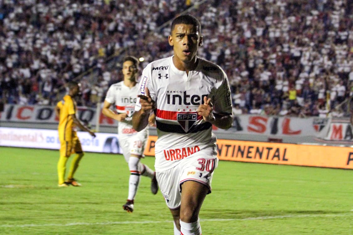 Brenner, do São Paulo, comemora após marcar contra o Madureira, pela Copa do Brasil, em Londrina (PR)