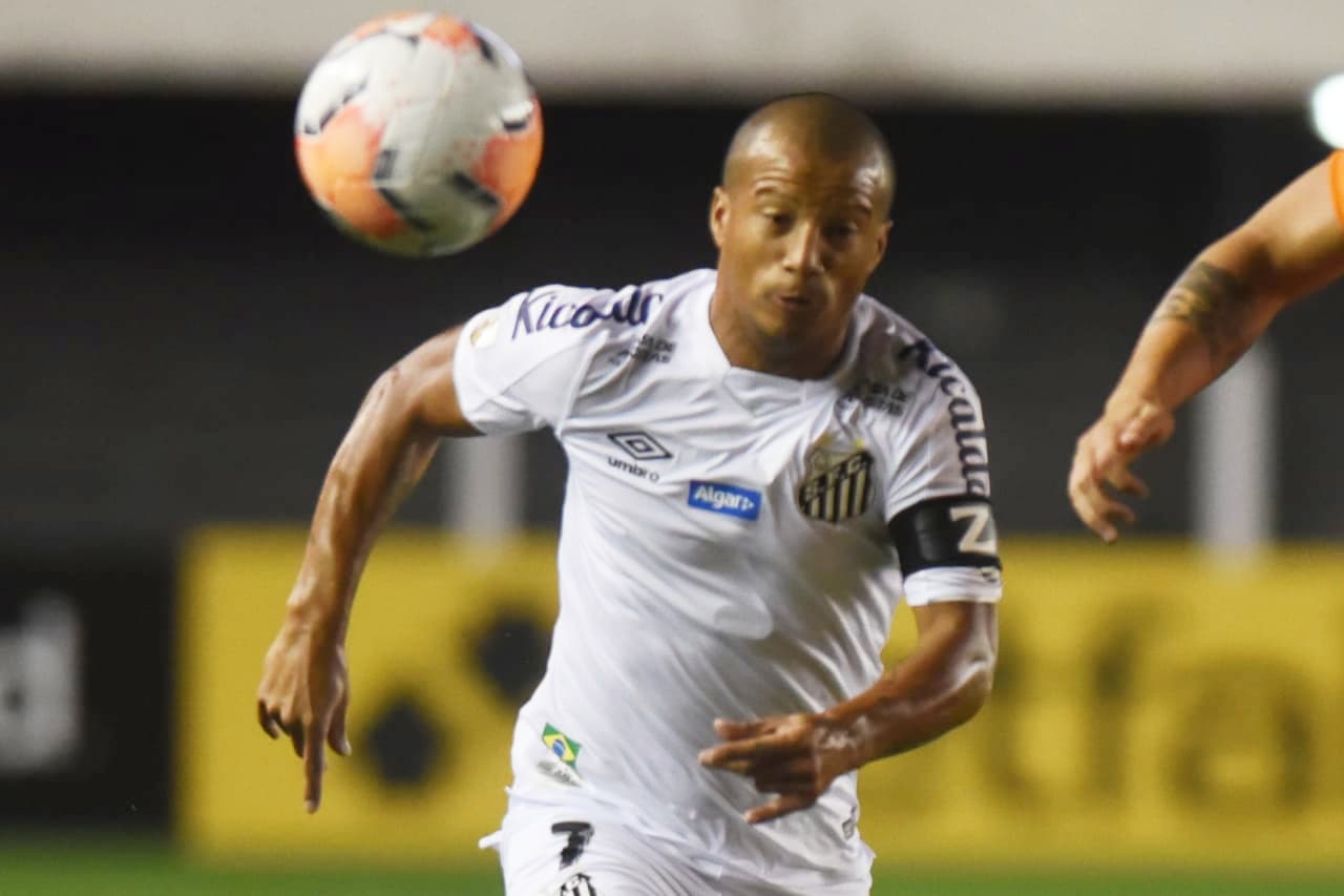 Carlos Sánchez disputa bola no jogo entre Santos e Delfín, válido pela segunda rodada da fase de grupos da Libertadores – 10/3/2020