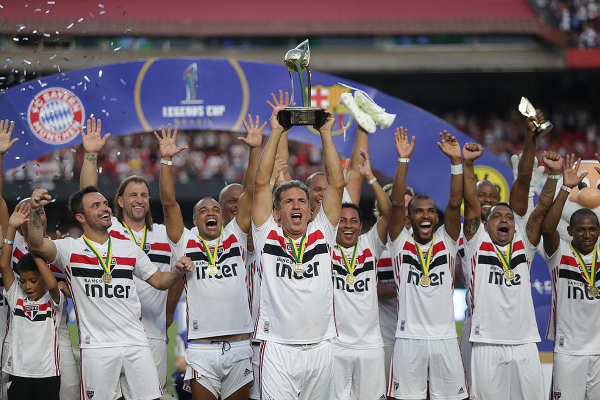 Careca ergue o troféu do Legends Cup no Morumbi