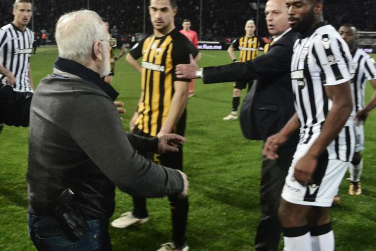 Ivan Savvidis invadiu o gramado com pistola na cintura