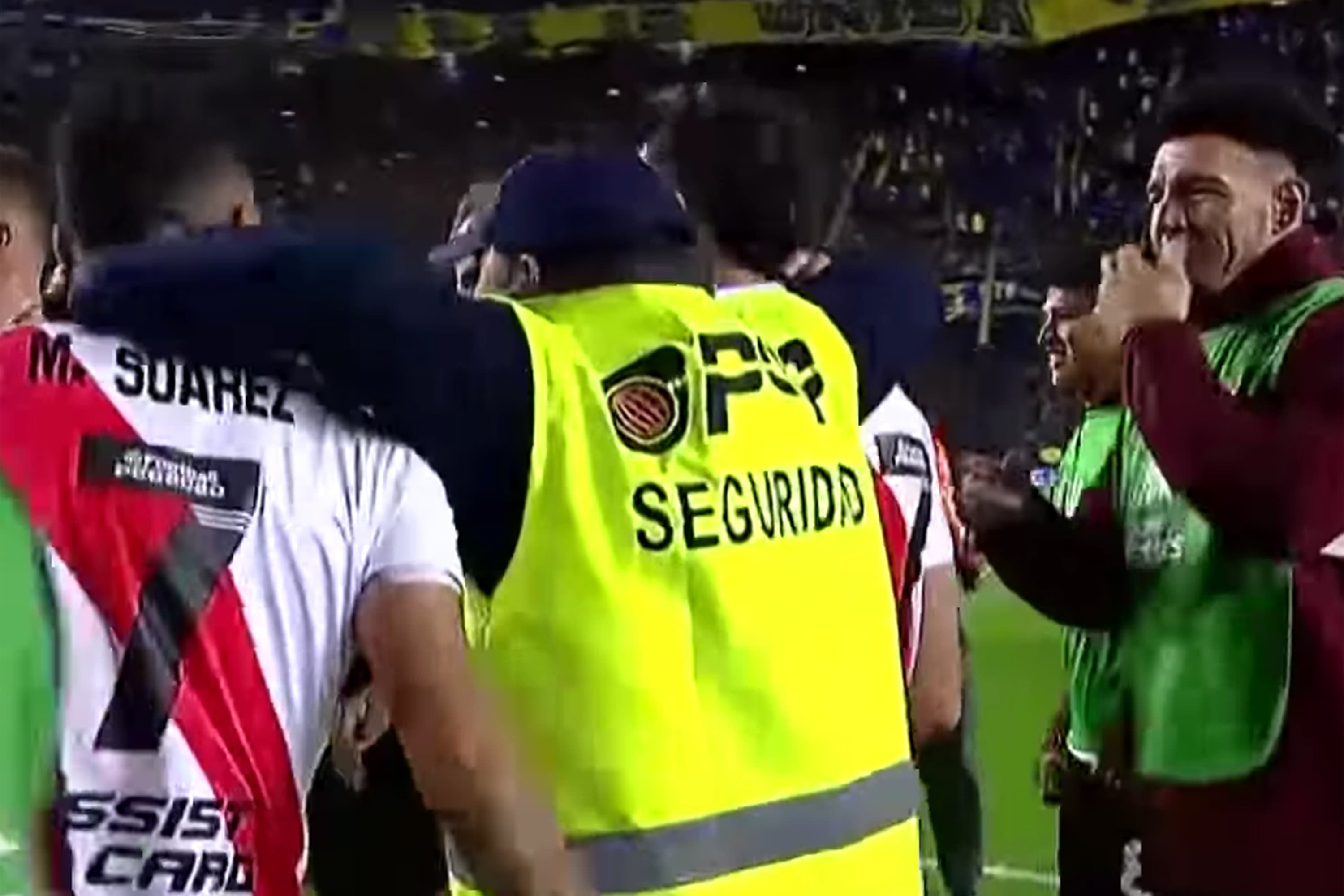 Membro da equipe segurança foi demitido após comemorar com os jogadores do rival River Plate
