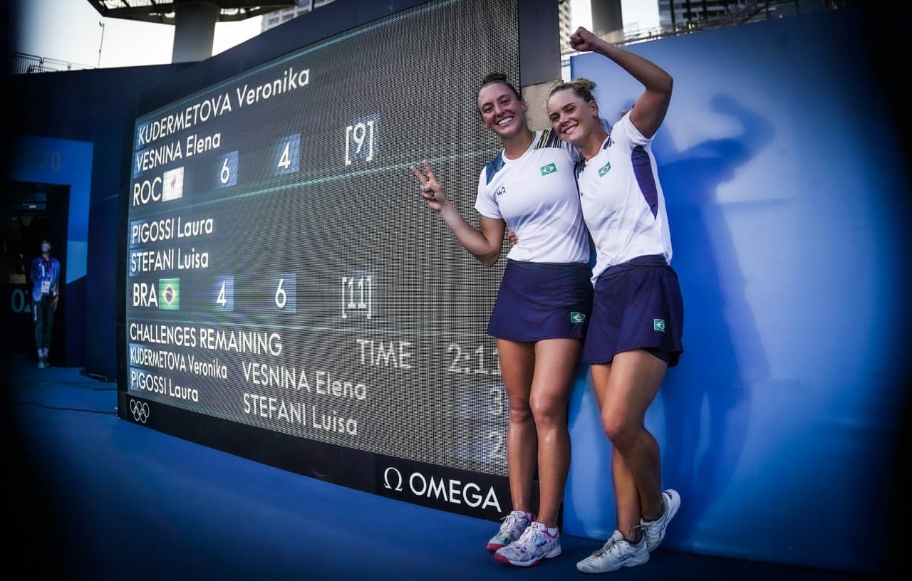 Luisa Stefani e Laura Pigossi posam diante do placar histórico