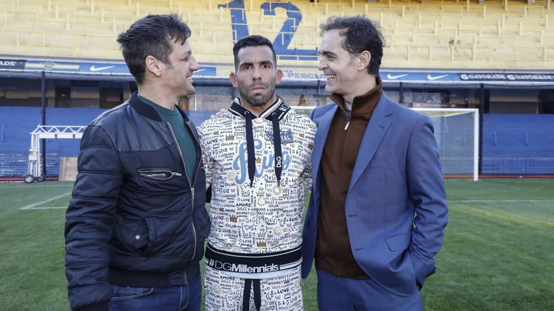 Tevez com os atores Rodrigo de la Serna (Palermo) e Pedro Alonso (Berlim) na Bombonera