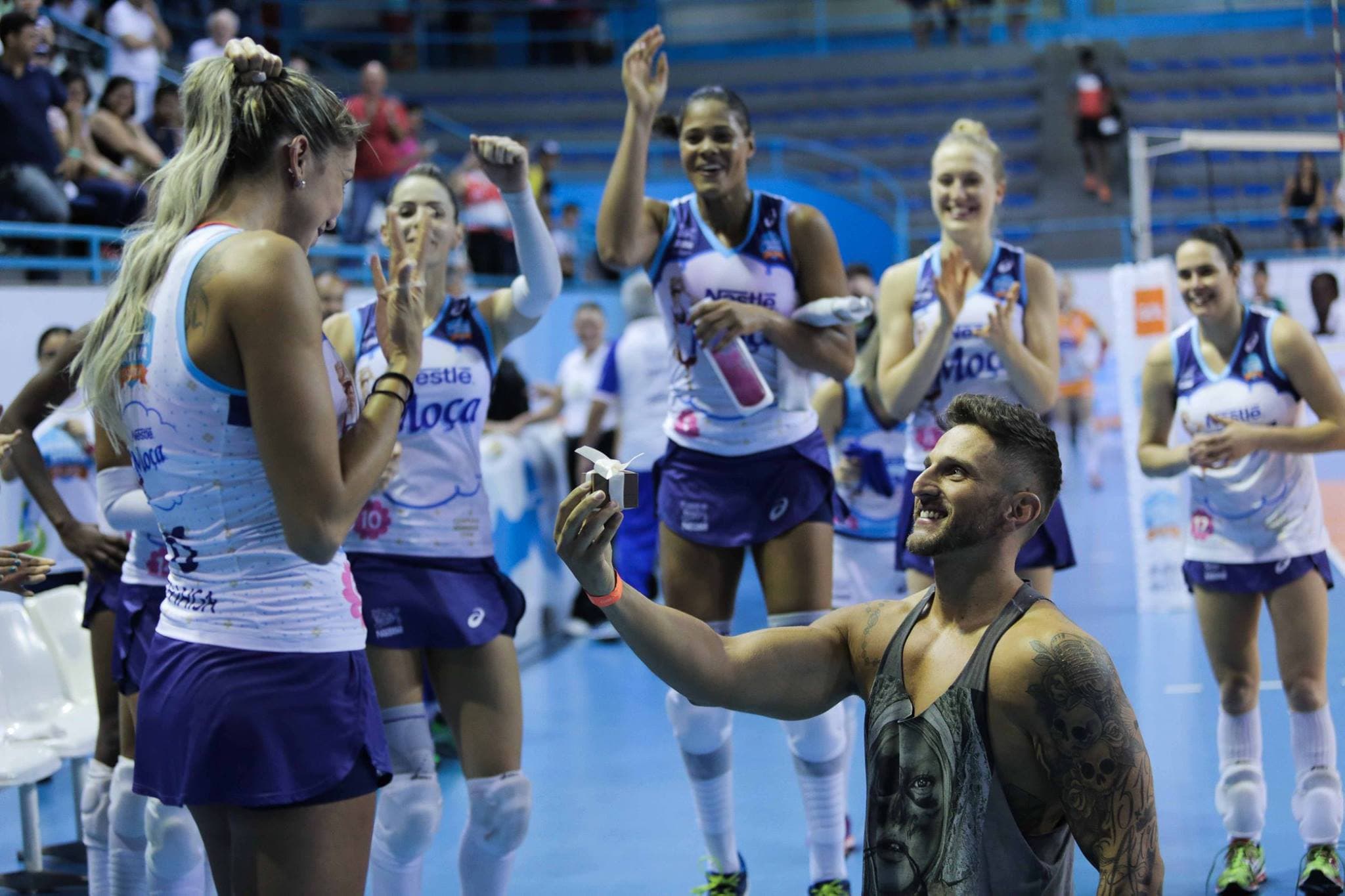 Jogadora Thaisa é pedida em casamento após jogo do Osasco