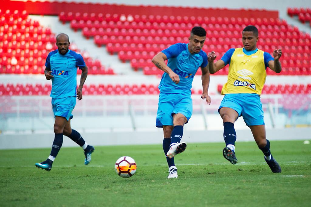 Jogadores do Cruzeiro durante treino antes da partida contra o Atlético Independiente em Avellaneda, Argentina