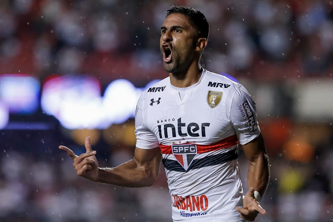 Tréllez, do São Paulo, comemora seu gol após falha do goleiro Paes, do São Caetano