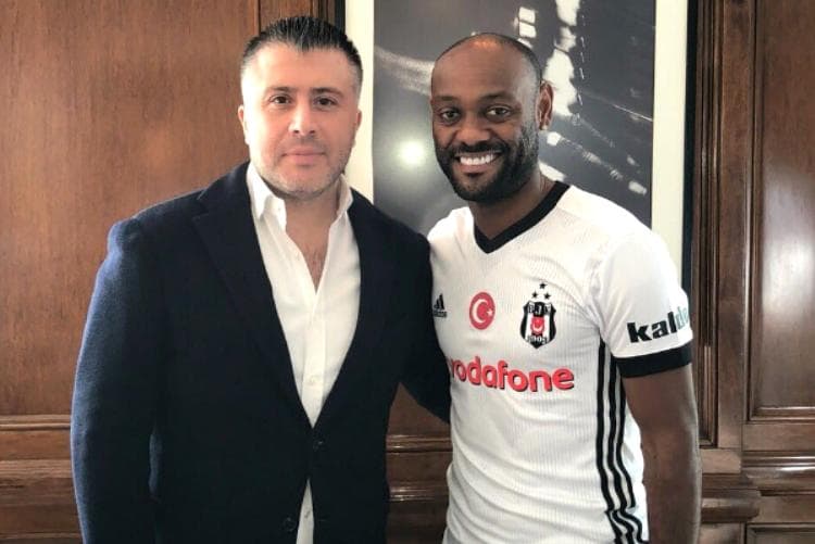 Vagner Love já posou com a camisa do Besiktas