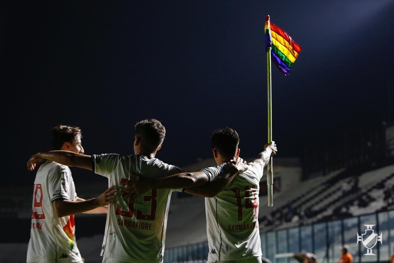Cano, do Vasco, ergue a bandeira com arco-íris em São Januário