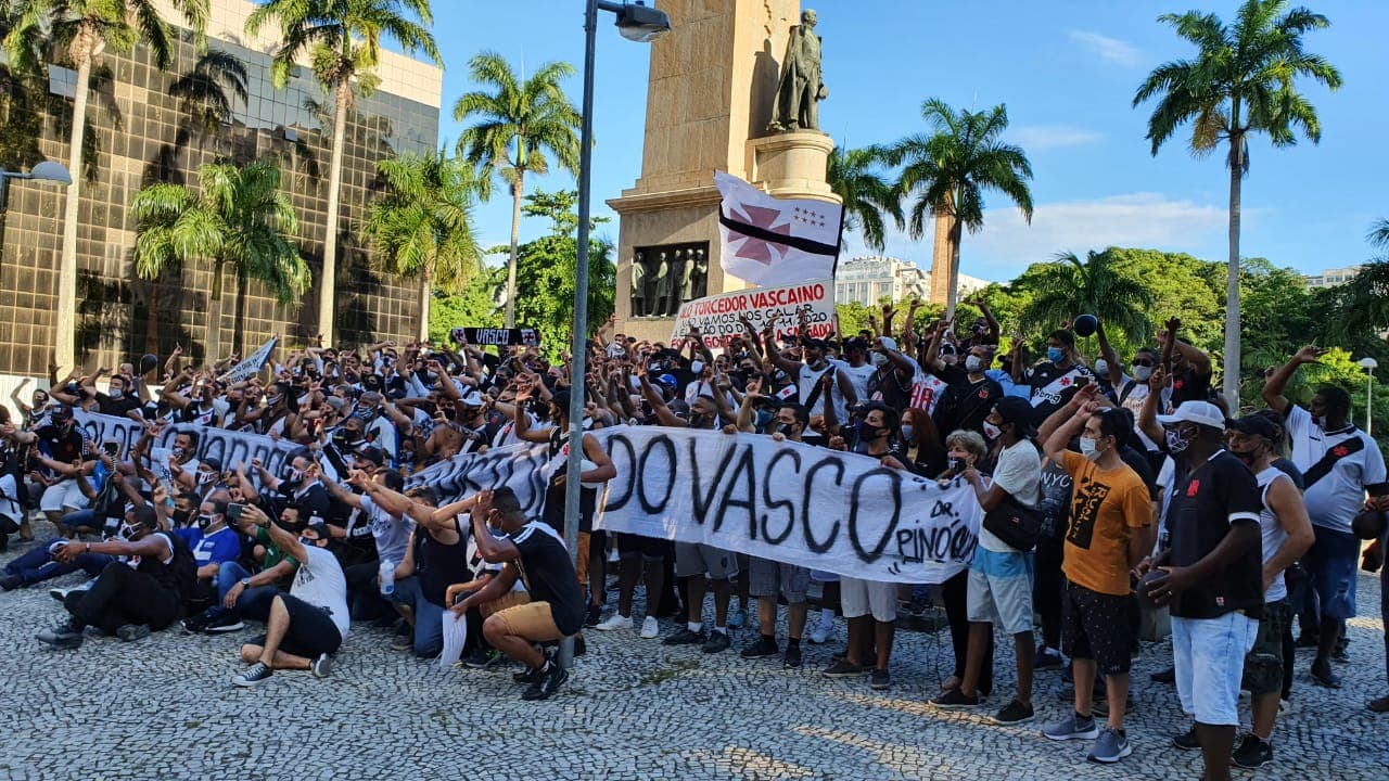 Grupo de vascaínos se reuniu no centro do Rio para protestar