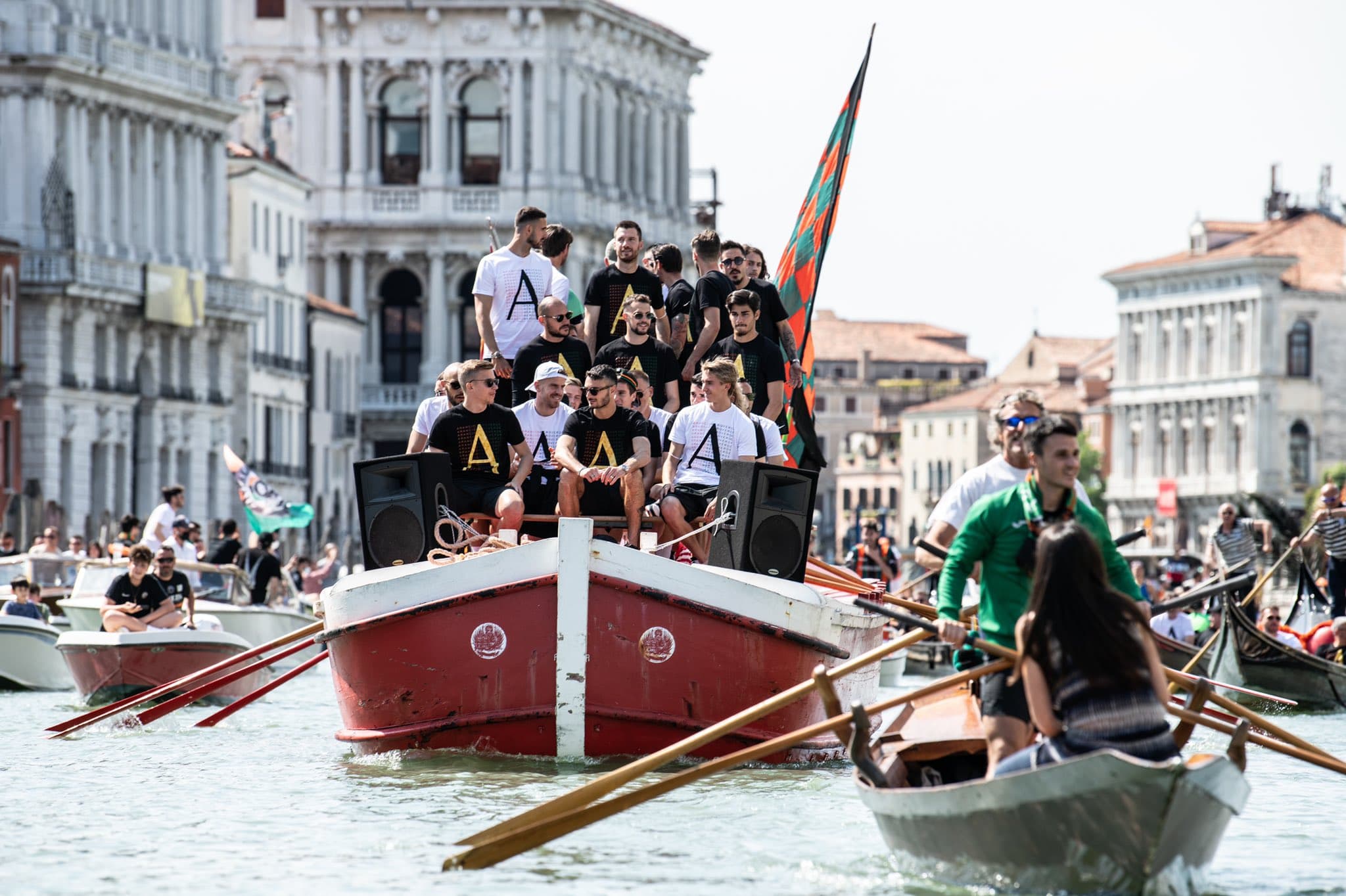 Jogadores do Venezia FC comemoram o retorno a elite do futebol italiano -