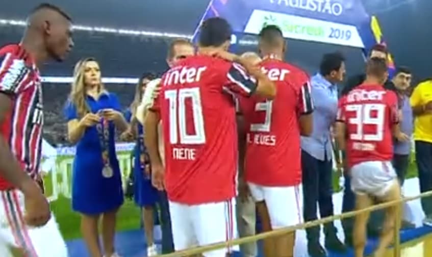 Atletas do São Paulo recebem a medalha de vice-campeão