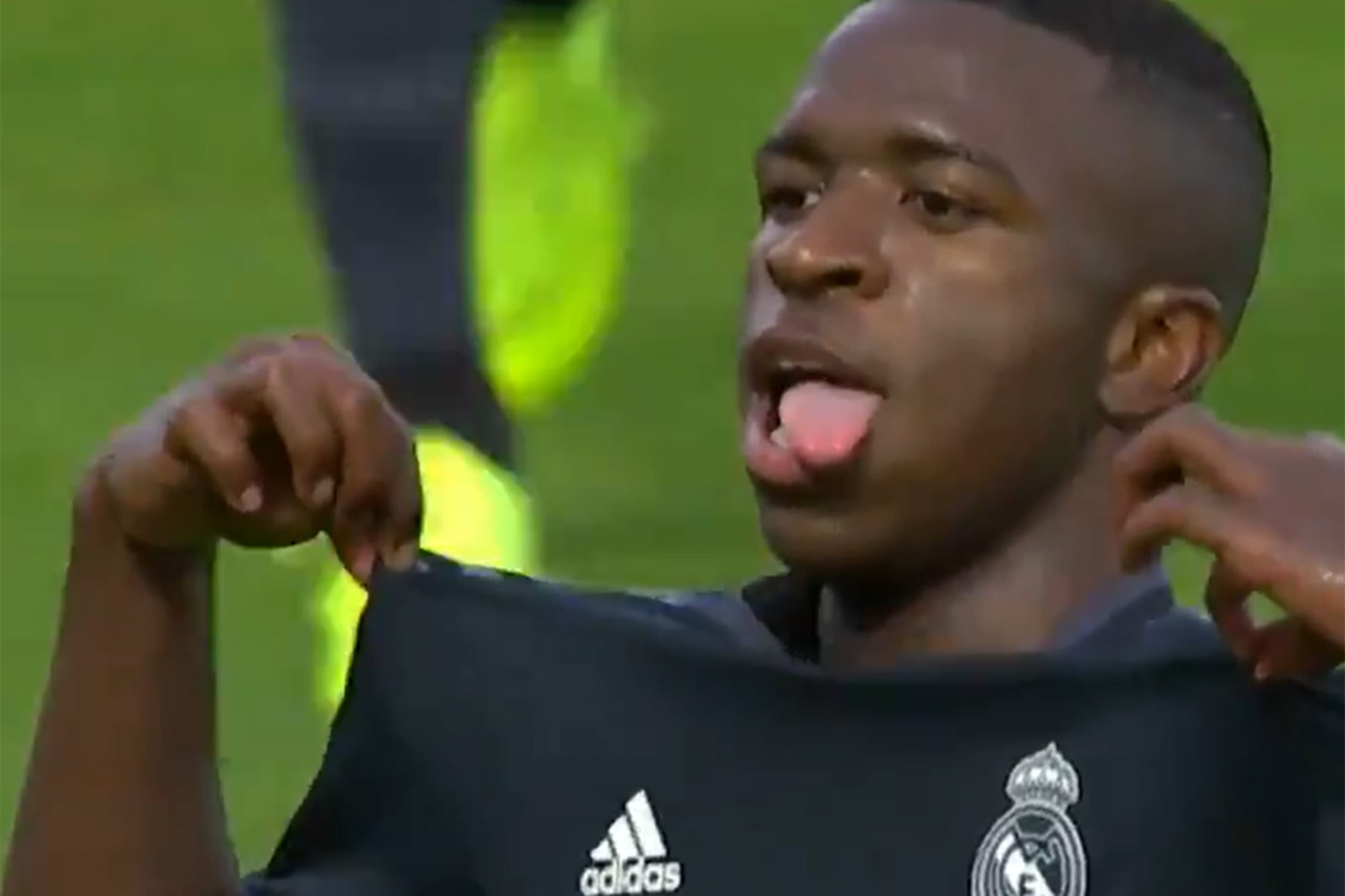 O atacante brasileiro Vinícius Jr comemora após marcar gol de falta pelo Real Madrid B