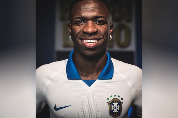 Vinícius Júnior posa para foto com a nova camisa da Seleção Brasileira