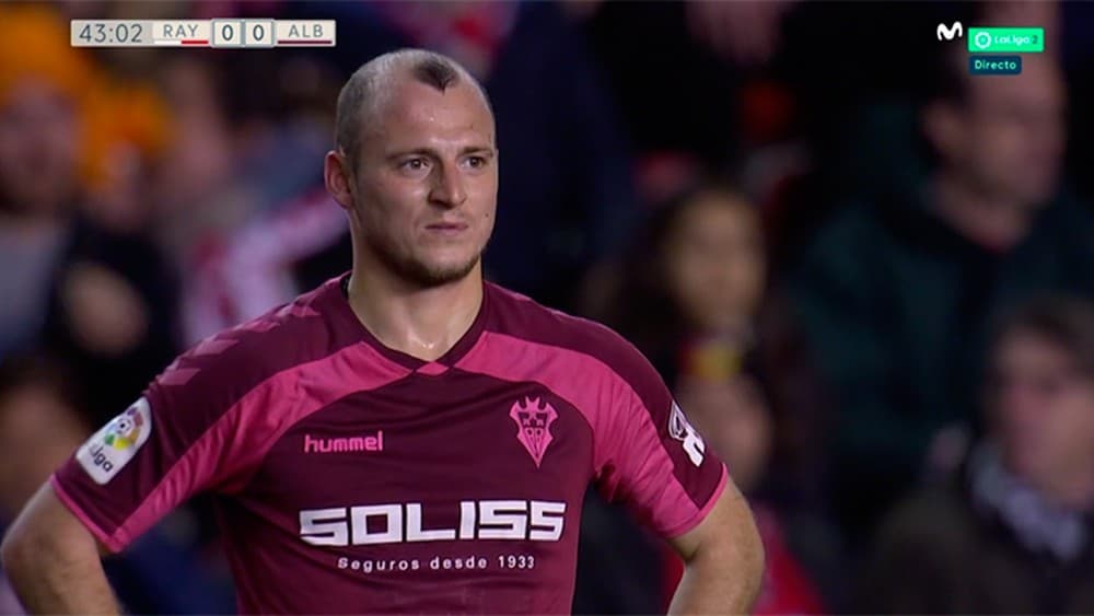Zozulya, jogador do Albacete, durante a partida contra o Rayo Vallecano
