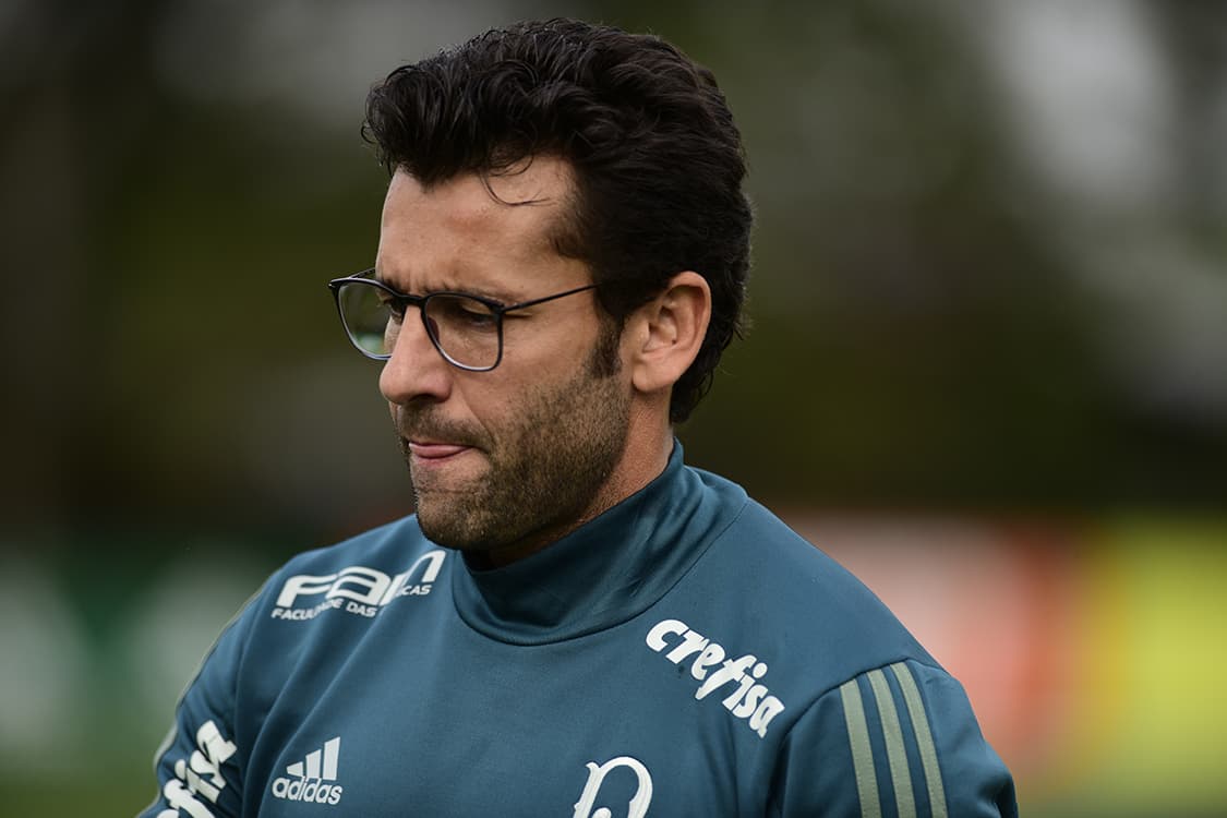Alberto Valentim durante o treino do Palmeiras realizado na Academia de Futebol do clube em São Paulo