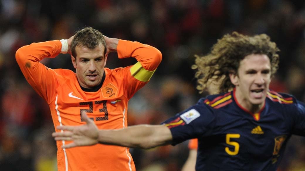 Carles Puyol comemora o título com Rafael van der Vaart lamentando a derrota da Copa do Mundo na África do Sul