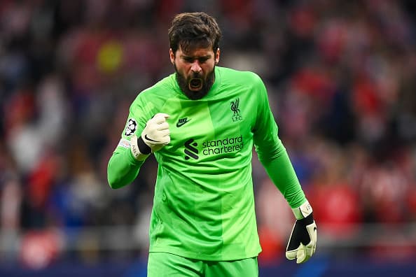 Alisson é eleito terceiro melhor goleiro do mundo por site estrangeiro