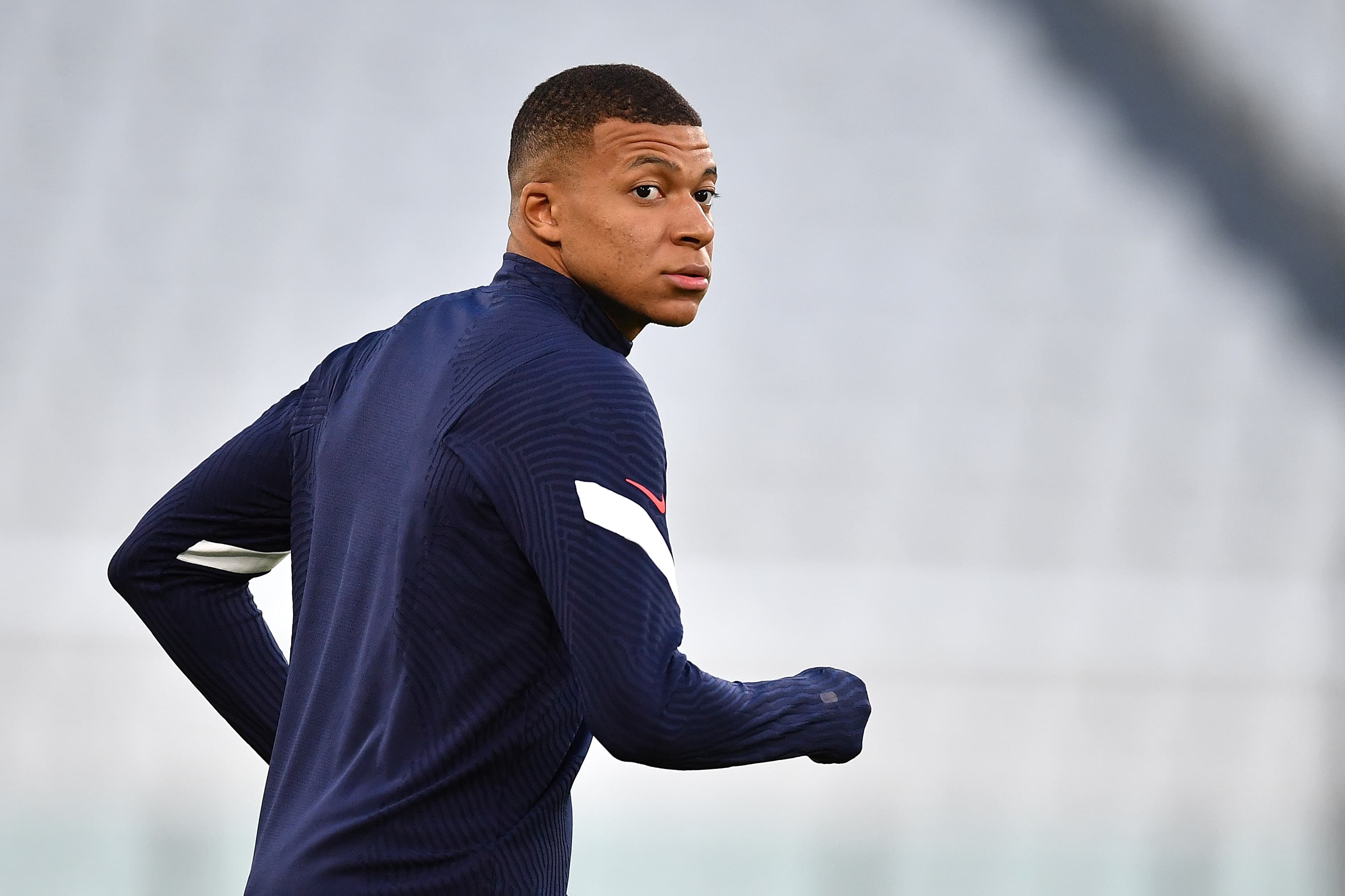 PSG ainda tenta a permanência do astro francês -